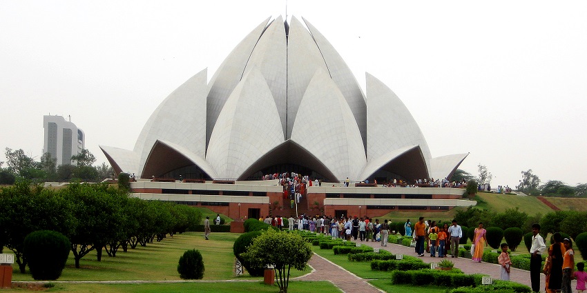 Panoramic image of the lotus temple which is an idyllic places to visit in Delhi near airpot