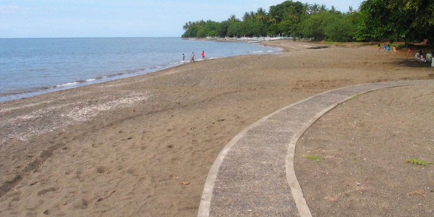 Beautiful image of the Loving beach and its sandy shores a scenic spot for paragliding