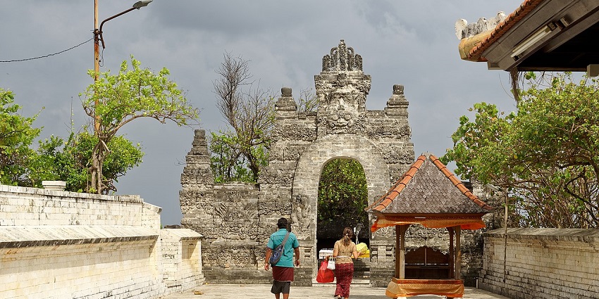 Luhur Uluwatu Temple provides a perfect blend of natural beauty and a celebratory atmosphere.