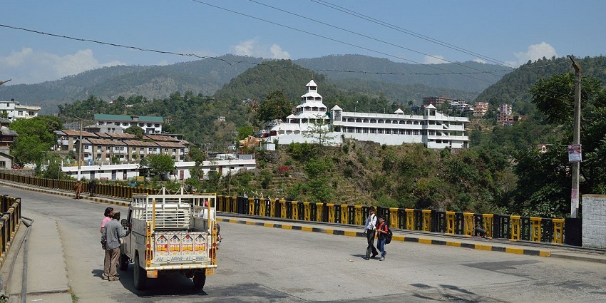 This holy Hindu temple attracts hundreds of tourists who come to enjoy a peaceful atmosphere.
