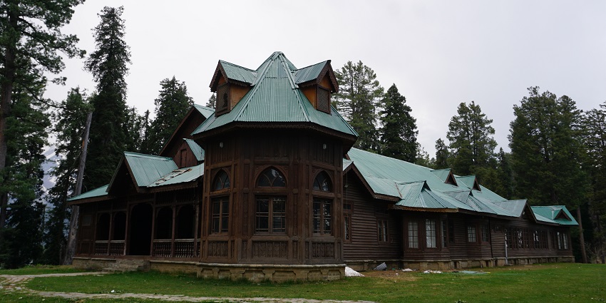 Do include a visit to the Maharaja Palace in your list of things to do in Gulmarg.