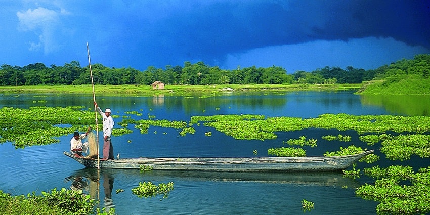 A view of azure waters of the Majuli Island, one of the best places to visit near Assam.