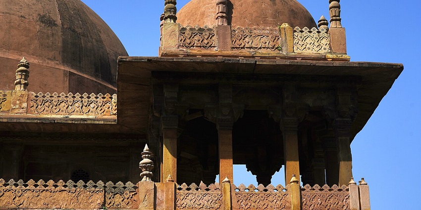 Makhdoom Yaha Maneri is a famous tomb located in the vicinity of the Bihar capital.