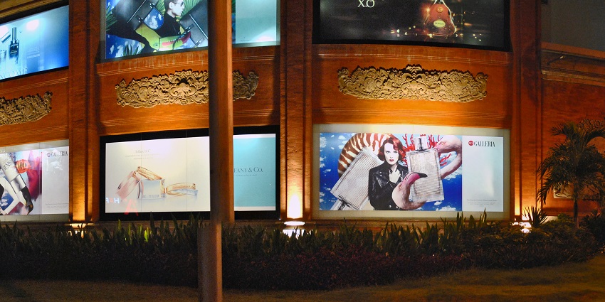 A picture of a shopping mall in Bali taken from across the street during night time