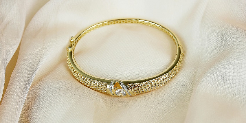 Shop for a diverse range of jewellery at the Malabar Gold & Diamonds in Dubai, UAE.