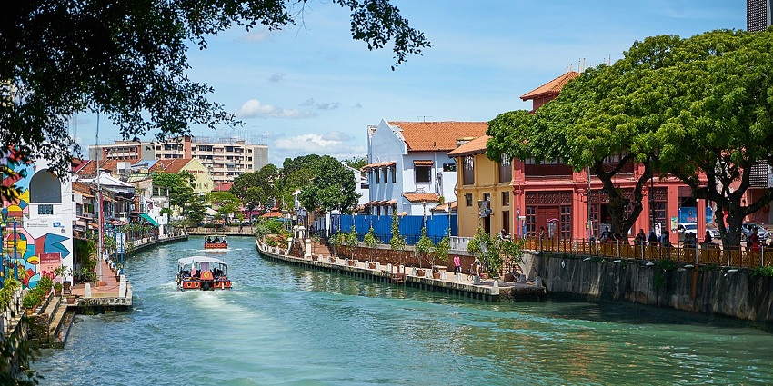 The riverside area offers a unique Malaysia nightlife experience once the sun sets.