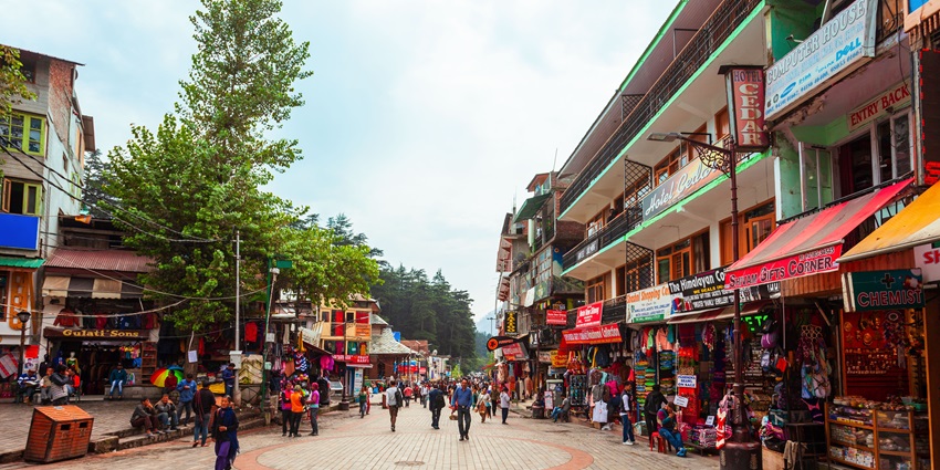 Mall Road in Manali is lined with local shops, cafes, and handicraft stores, offering a vibrant experience.
