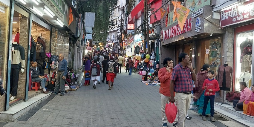 Mall Road is one of the best places for shopping in Darjeeling for every shopping lover.