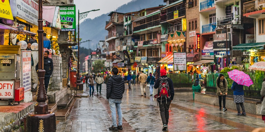 Mall road is an aesthetically pleasing street among places to visit in Manali.