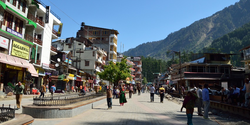 Tourists can witness the famous Manali winter carnival on this road to enjoy tradition and culture