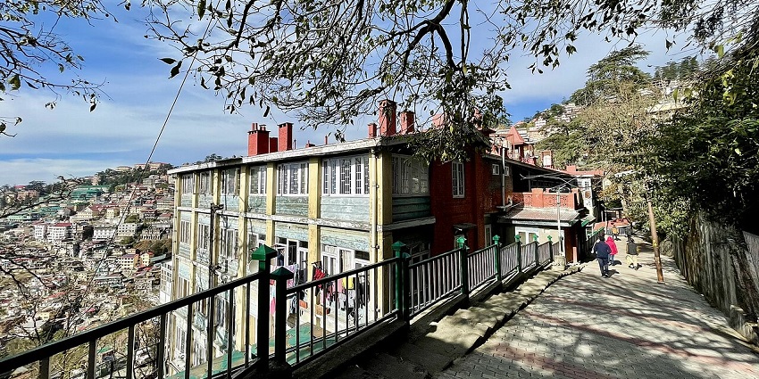 Mall road in Shimla renders multiple options for shopping, evening strolls and relaxment.