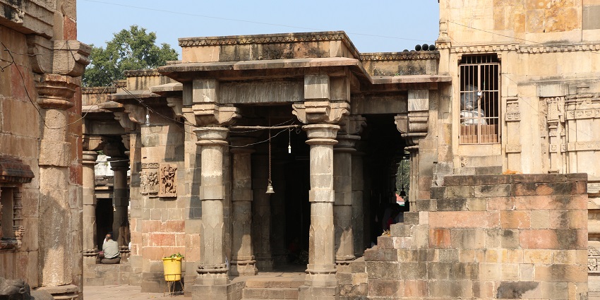 Mamleshwar Temple is a historic shrine that draws tourists from all across the country