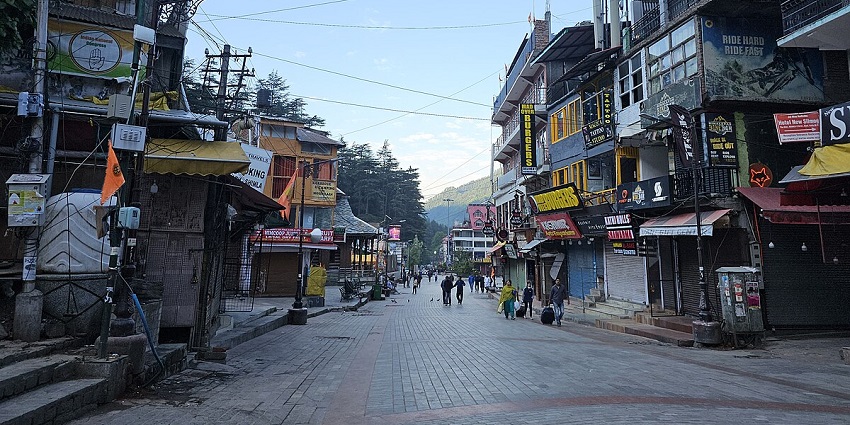 Scenic image of the beautiful road in the Manali with the background of Himalaya