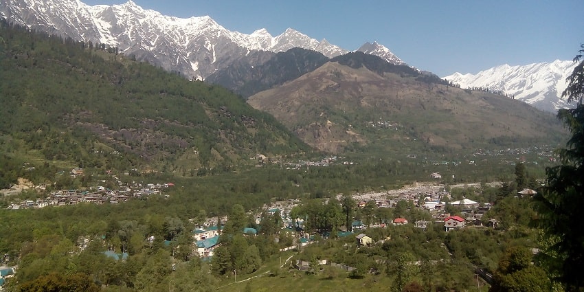 A picture of a mountain range as seen from Manali, the best places to visit near Delhi in April