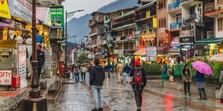 Panoramic Image of the beautiful Mall road of Manali which is home to Hot springs