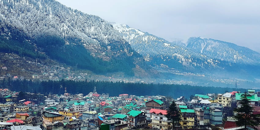 The snow-laden landscapes of Manali are a scenic sight to behold in Himachal Pradesh