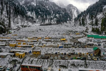 An aerial view of Manali covered in snow during winters, presenting a spectacular view.