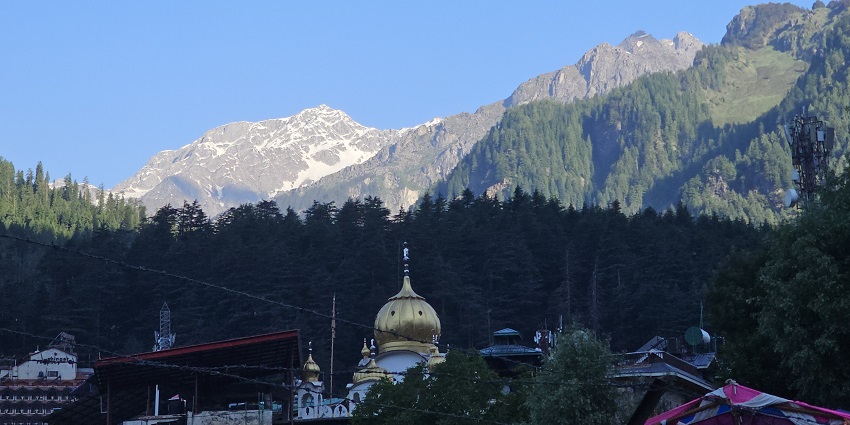 Mountains as seen from one of the best places to visit in March near Delhi, Manali