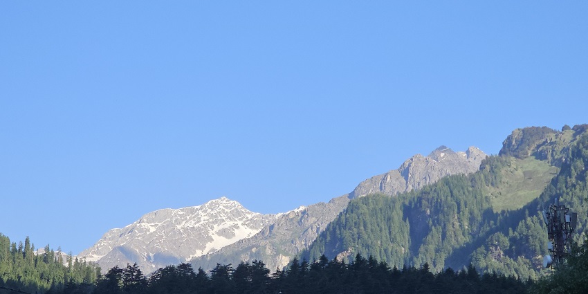 Mountains as seen from one of the best places to visit in September near Delhi, Manali