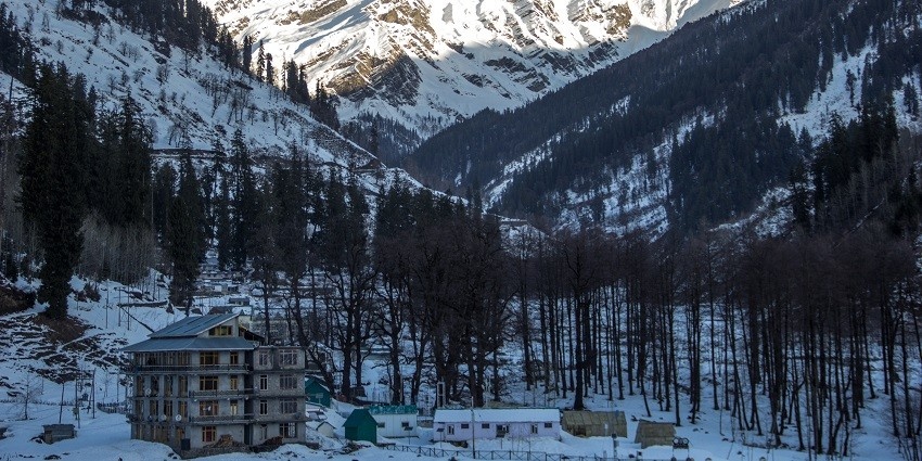 Manali is one of the best hill stations in Himachal Pradesh with snow-capped peaks