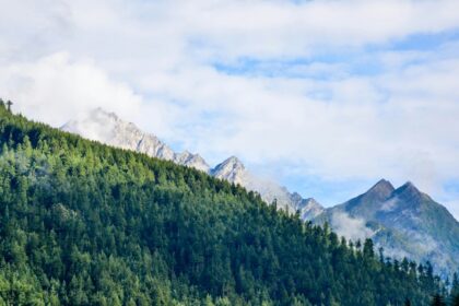 Beautiful landscape of Manali featuring majestic mountains - Offbeat places near Manali.