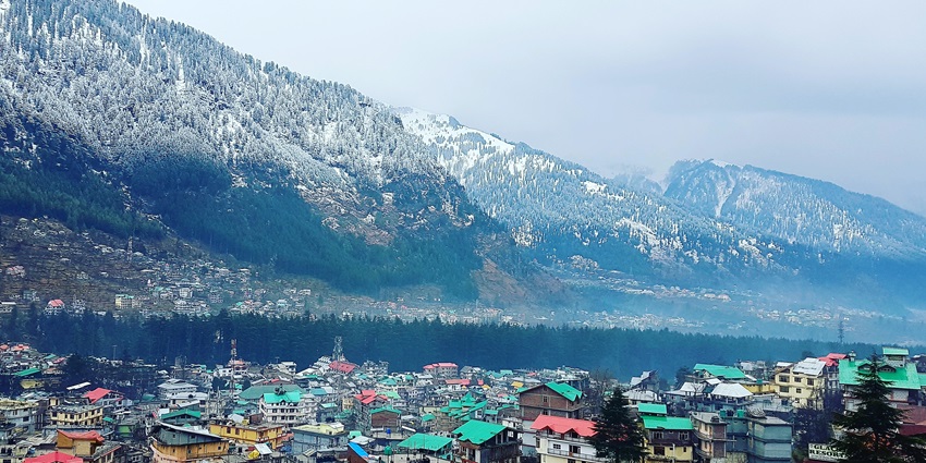 Scenic snapshot of Manali city the perfect palace for a New Year party in the Himalayas