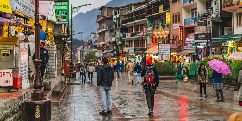 Beautiful image of the scenic Manali street, bustling with lively market and hotels