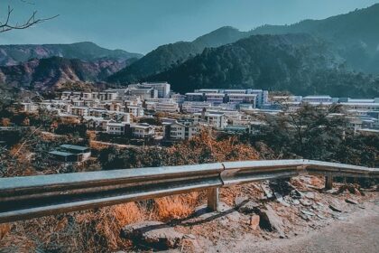 A breathtaking view of Mandi with colourful houses and mountains in the background.