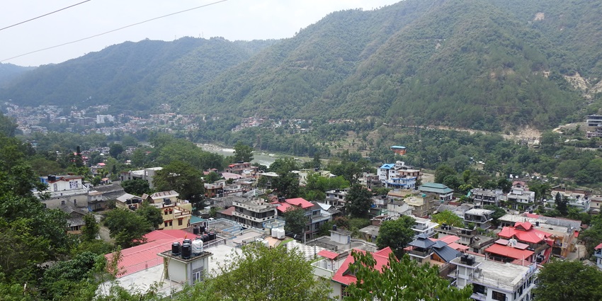 A breathtaking aerial view of Mandi with a scenic backdrop of lush green mountains