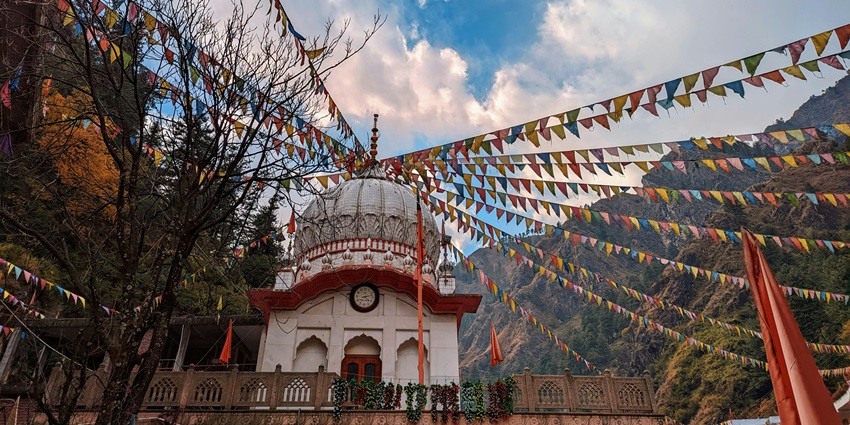 Exploring the valleys and hot springs of Manikaran is highly recommended in the region.