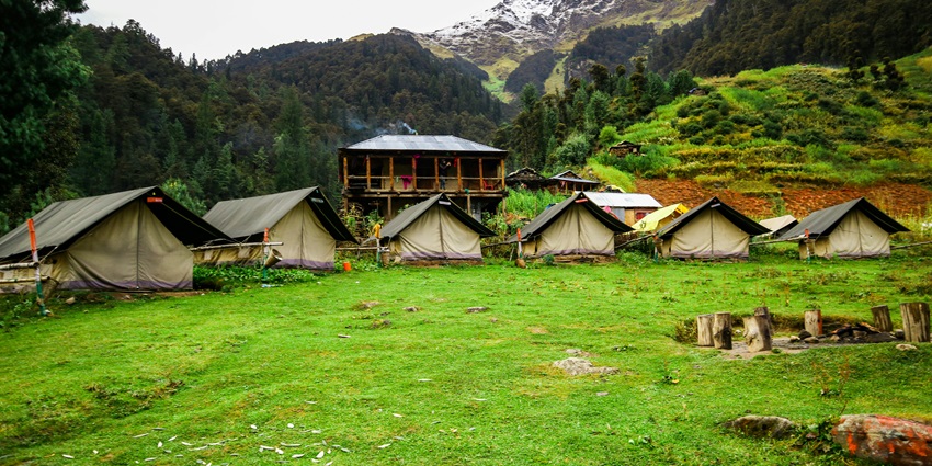 An image of Manikaran which is a famous campsite in Kullu district, Himchal Pradesh.
