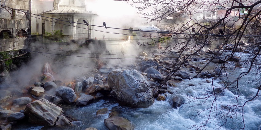Scenic snapshot of the parvati river near the manikarn Hot spring near the temple
