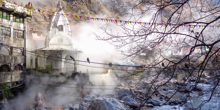Outer view of the Manikaran Sahib’s hot water spring with Parvati River flowing by it.