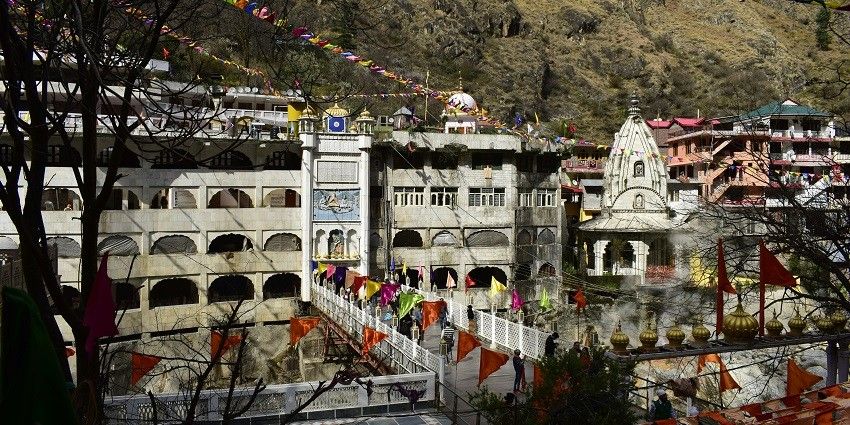 Pay tribute to the scared Manikaran Sahib Gurudwara located in Himachal Pradesh.