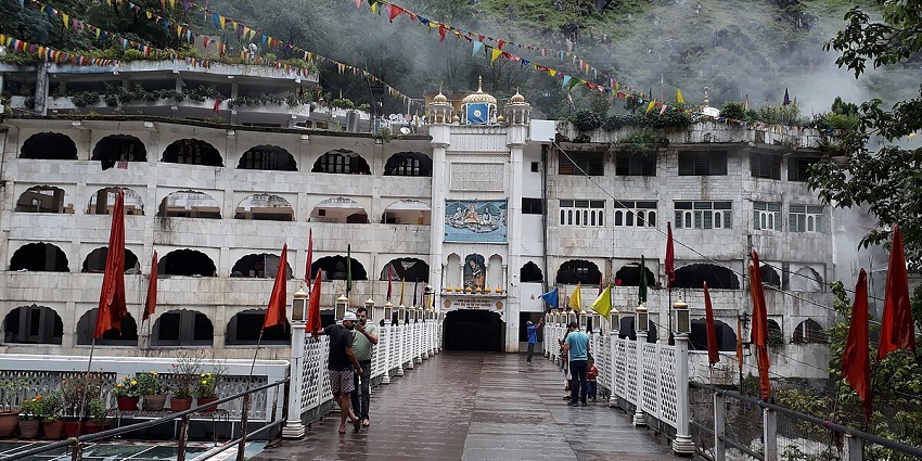 Entrance of Manikaran Gurudwara, one of the best destinations for all pilgrims