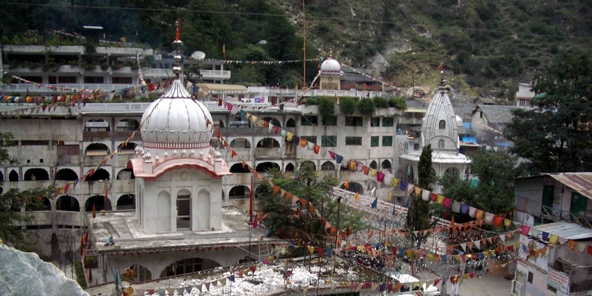 Manikaran Sahib, located at a higher elevation, is one of the best pilgrimage sites.