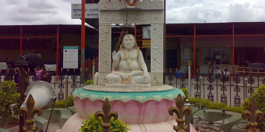 Mantralayam, a sacred town dedicated to Lord Venkateshwara, offers a tranquil escape.