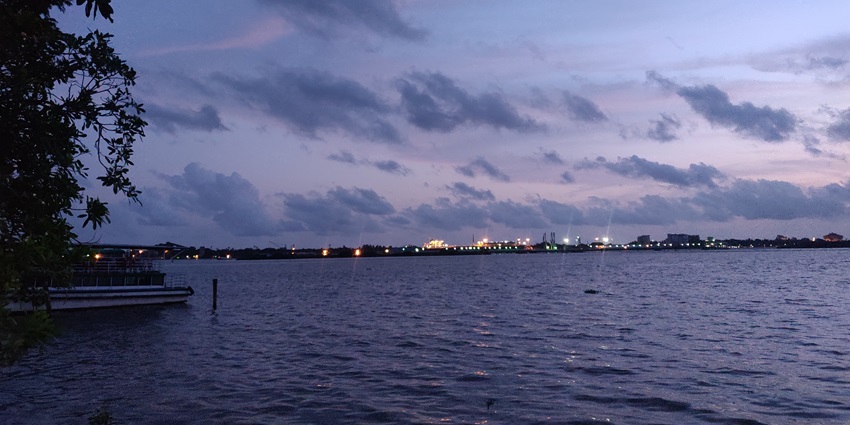 A beautiful view of the sea from Kerala. The picture clicked at the stroke of night.