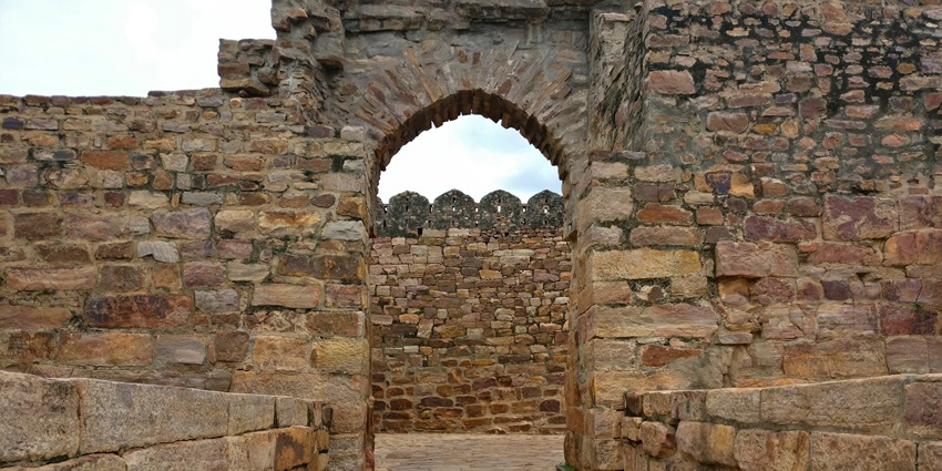 Discover the historic Gandika Fort and its river gorge, offering a unique experience.