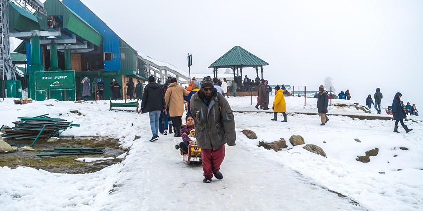 Mary's Shoulder is a good place to enjoy a challenging snowboarding experience