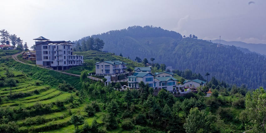 Mashobra offers the right blend of trekking, paragliding, and camping activities.