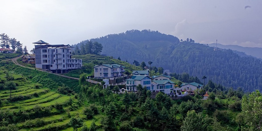 A stunning view of a mountain range in Mashobra under dense clouds during the day.