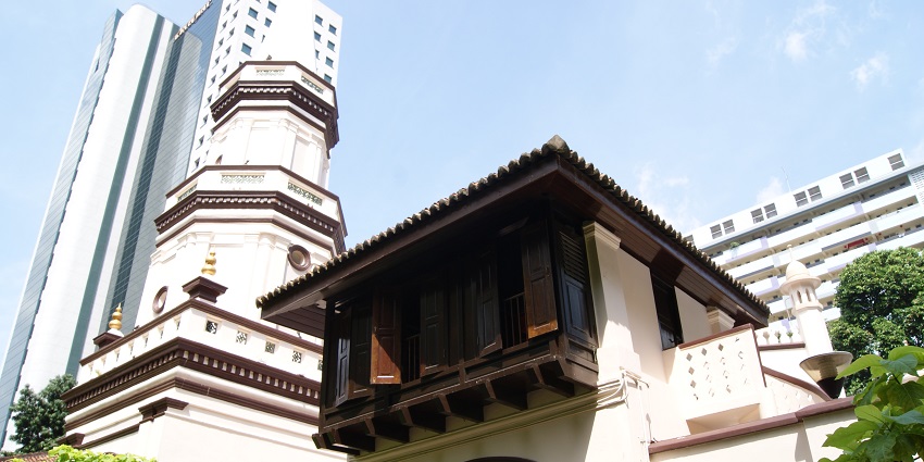 This mosque has its origins related to the gratefulness of a rich Malaysian lady who helped in its building.