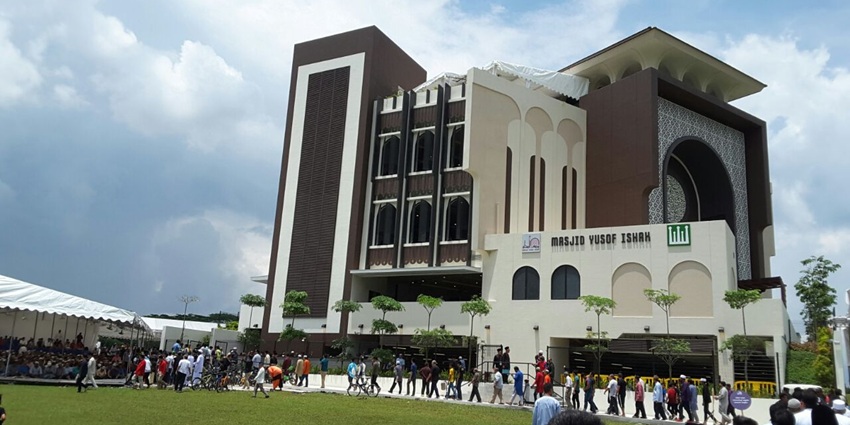 Masjid Yusof Ishak is a marvellous place you cannot miss out on your next trip.
