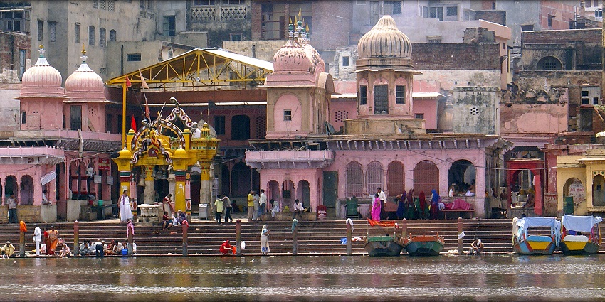 One of the most spiritual places to visit near Delhi, people praying at the river ghats