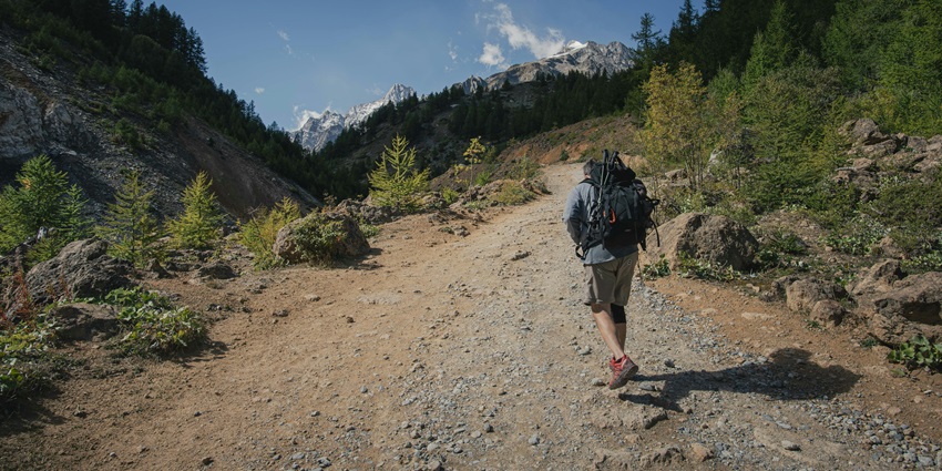 A trekker discovering the routes of Mawlyngot, one of the spots for trekking in Meghalaya.