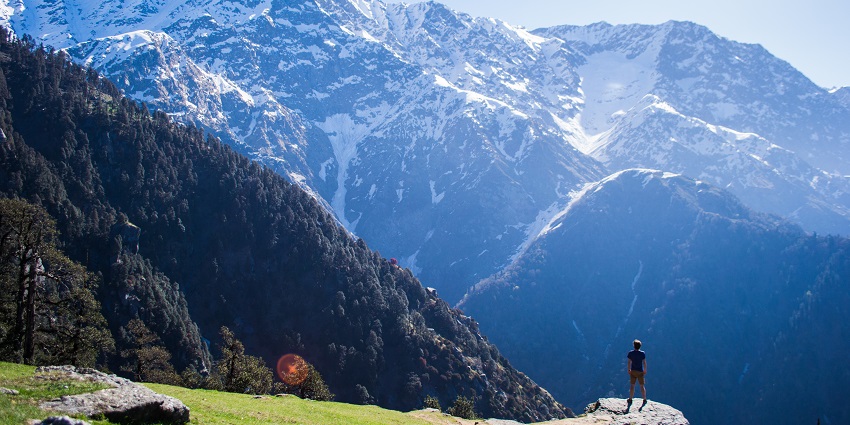 A beautiful picture of the scenic mountain views near the Kangra Art Museum