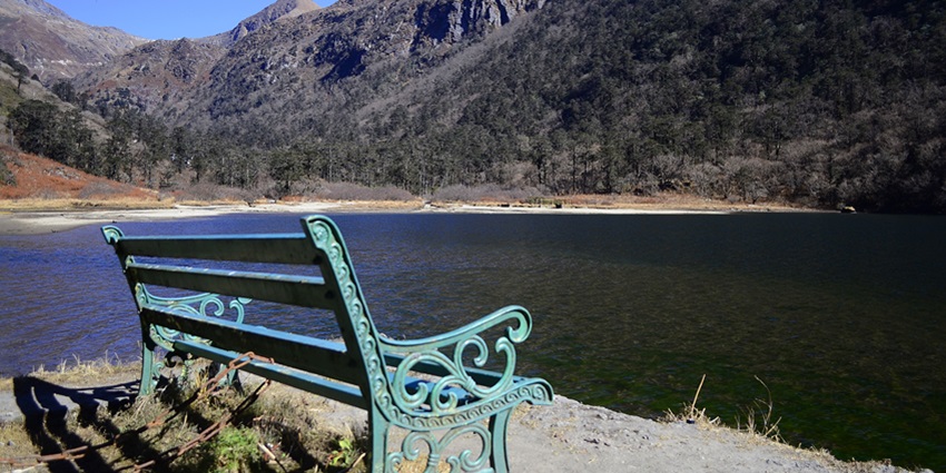 This trek offers mesmerising vistas of the lake surrounded by lush meadows and forests