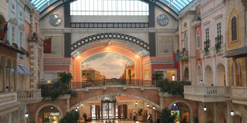 Panoramic picture of the beautiful Mercato Shopping Mall—Shopping Places in Dubai