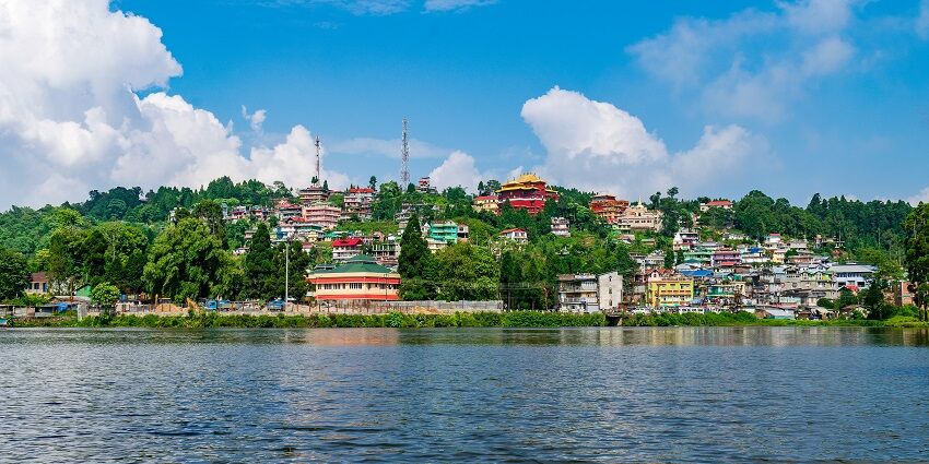 Mirik Lake renders scenic landscapes, providing a perfect backdrop for relaxation and strolls.